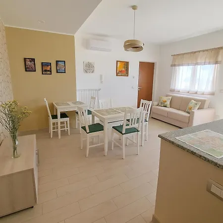 A Casa Di Anna - Locazione Turistica - بيت ضيافة 2*
